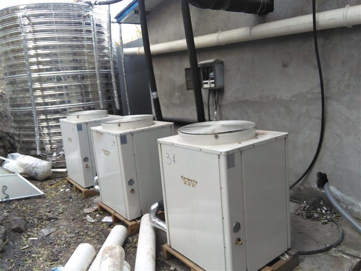 空氣能熱水器工程為什么要設置定溫度補水？